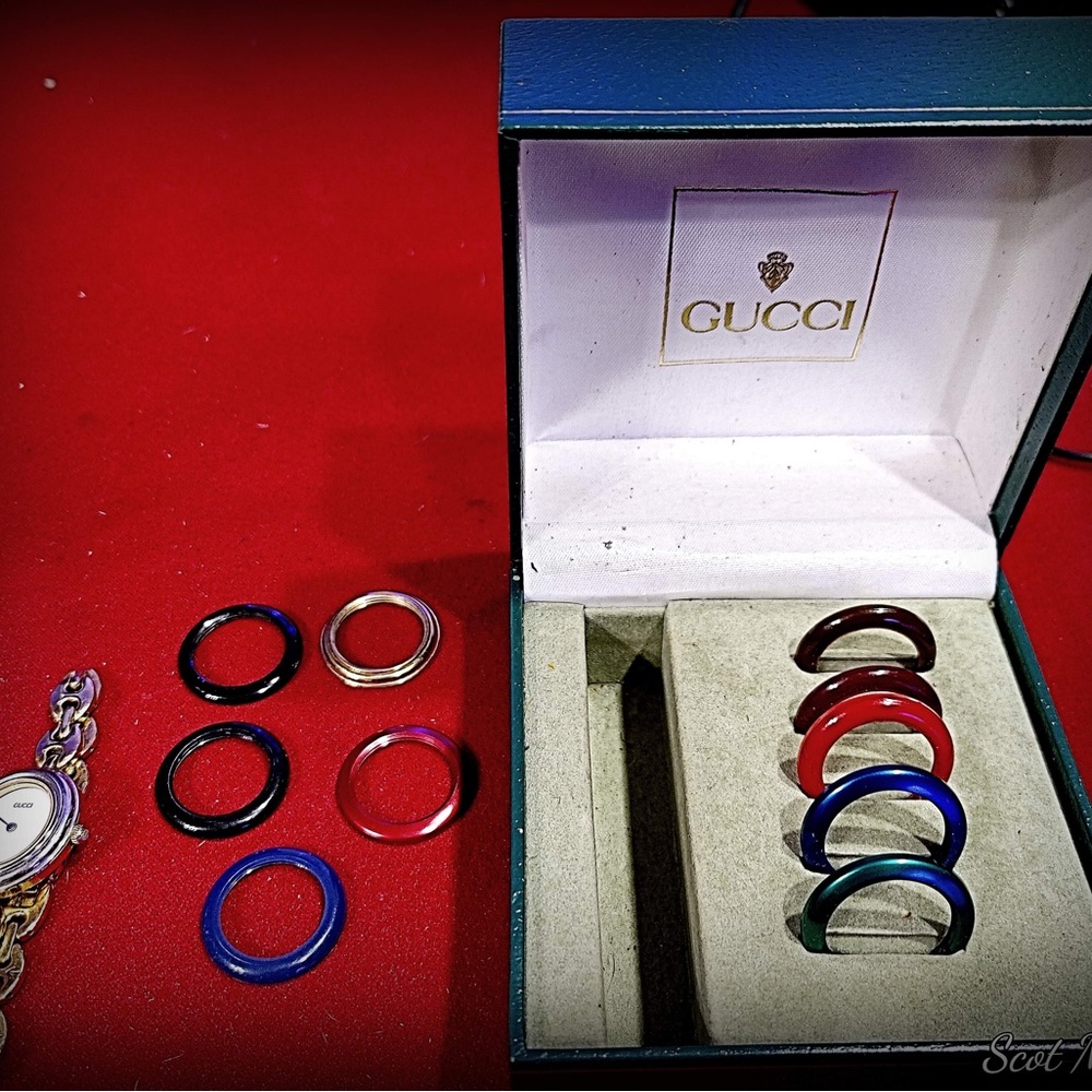 Gold Gucci vintage watch w interchangeable rings … perfect except needs battery - Picture 2 of 6